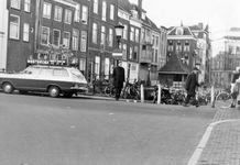 848412 Gezicht op de Vismarkt te Utrecht, vanaf de Lichte Gaard, met links op de Maartensbrug een reclameauto van ...